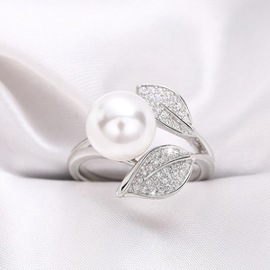 Anello con Perla Finta a Forma di Foglia per Donne, Gioiello Elegante e alla Moda - Product Image 2
