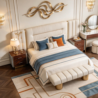 Ensemble de lit king size en velours bordeaux avec tête de lit et banc dorés pour projet hôtelier, service de mobilier complet pour toute la maison