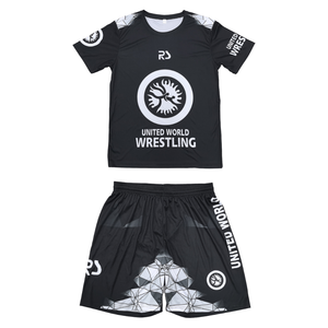 ยูไนเต็ด เวิลด์ เรสซิ่ง เสื้อและกางเกงชุดมวยปล้ำสำหรับผู้ใหญ่ แบบยูนิเซ็กซ์ ทรงปกติ ผ้าโพลีเอสเตอร์แห้งเร็ว 120 กรัม พิมพ์ลายดิจิตอลสีดำด้านหน้า - Product Image 1