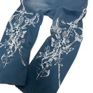 Pantalones de chándal de pierna ancha de alta calidad con estampado de plantas y espadas en azul gris vintage, con dobladillo deshilachado y desgastado, estilo streetwear para hombre - Product Image 5