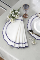 Sets de table ronds en coton et lin blancs, bordure brodée de feuilles, festonnés