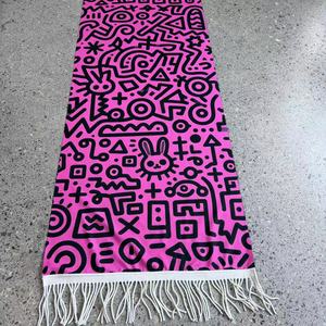 Sciarpa con Stampa Singola Reattiva ai Raggi UV, Motivo Coniglio Graffiti, Morbida in Poliestere, Lunga Pashmina per Festival Rave e Feste in Discoteca - Product Image 5