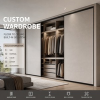 Armoire coulissante moderne sur mesure de grande capacité, du sol au plafond, intégrée à la chambre, supporte la personnalisation OEM pour appartement