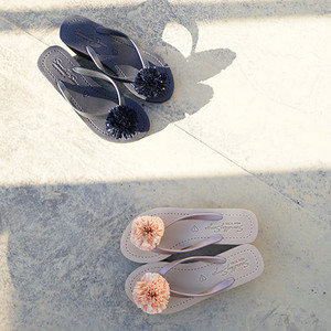 Sandali infradito piatti Raffia Pom Pom - Product Image 3