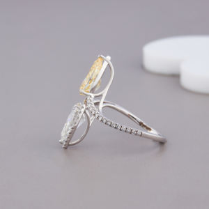 Bague de fiançailles à deux pierres en diamant de laboratoire jaune et blanc, taille poire, certifiée IGI, en or jaune/blanc/rose 18 carats avec halo - Product Image 5