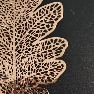 Marque-page en métal plaqué or rose personnalisé en gros, motif feuille de chêne ajouré, idéal pour les cadeaux de mariage et de remise de diplôme - Product Image 3