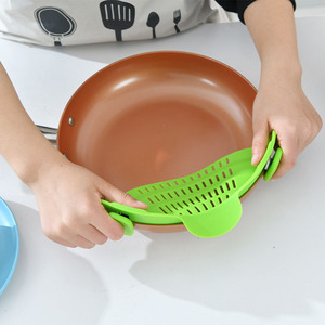 Passoire à clipser en silicone pour bord de casserole, filtre anti-déversement à large ouverture pour nouilles et résidus alimentaires, égouttoir polyvalent pour fruits et légumes - Product Image 4