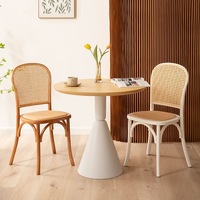Chaise de salle à manger d'extérieur empilable en rotin tressé moderne en bois massif peint en blanc pour hôtel