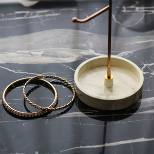 2025 Neuankömmlinge Luxus Familie Desktop Schmuck Rack Ornamente dekorative Großhandels preis Metall Harz Schmuckst änder - Product Image 2