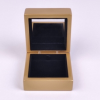 Boîte à bijoux carrée en bois OEM, finition peinture dorée, couvercle à charnière, miroir intégré, doublure en velours, logo personnalisé pour emballage cadeau de bague de mariage