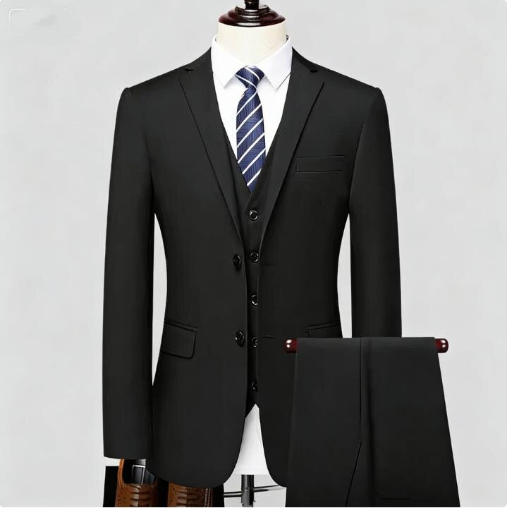 Ensemble veste noire à deux boutons, chemise et pantalon.