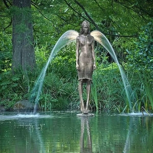Fontaine d'eau moderne en forme humaine en bronze, laiton et cuivre, statue de femme nue, design élégant de sculpture - Product Image 6