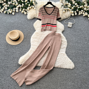 <span class=keywords><strong>Conjunto</strong></span> Casual de Verano de 2 Piezas para <span class=keywords><strong>Mujer</strong></span>, Top con Cuello en V y Traje de Punto Ajustado con Estampado Floral, Ropa al por Mayor - Product Image 1