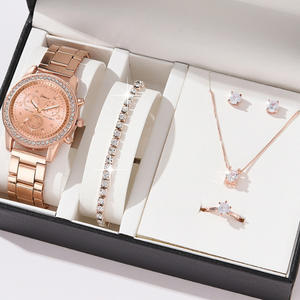 Set Regalo da <span class=keywords><strong>Donna</strong></span> Cinque Pezzi con <span class=keywords><strong>Orologio</strong></span> al Quarzo Placcato Oro e Strass, <span class=keywords><strong>Bracciale</strong></span> Tennis e Gioielli alla Moda all'Ingrosso - Product Image 2