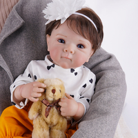 Heißer Verkauf: Schwarze, bewegliche Reborn-Babypuppen – Neugeborene Silikon-Vinyl-Baumwoll-Puppen im Cartoon-Stil, niedliche Jungenpuppen mit Tasche und Kunst-Design