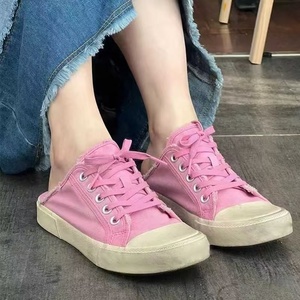 Zapatos de lona desgastados y deshilachados de la marca francesa, hechos a medida, con bordes semicortados, sin talón, estilo casual y sin cordones. - Product Image 6