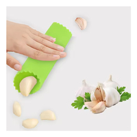 Offre Spéciale Gadgets et outils de cuisine utiles Tube d'épluchage à rouleau facile accessoires de cuisine souples Presse-ail en silicone Éplucheur/hachoir