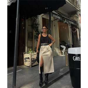 Jupe crayon chic moderne en suède avec fente, détails brodés, ornements en cuir et pierres, tricotée pour l'hiver, taille XS, avec plumes et nœud décoratif - Product Image 4