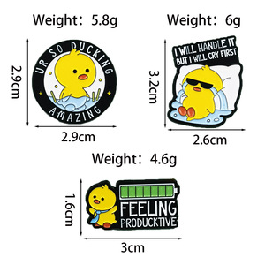 เข็มกลัดรูปตัวอักษรการ์ตูนแบบกำหนดเอง รูปทรงลูกเจี๊ยบ ทำจากโลหะผสมสังกะสี สำหรับตกแต่งกระเป๋าเป้สะพายหลัง น่ารัก ใช้งานได้หลากหลาย - Product Image 6