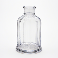 Un verseur actuel de décanteur à rayures verticales pour bouteille en verre de whisky et de cognac
