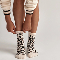 Chaussettes de yoga à logo personnalisé, antidérapantes, pour femmes, vente en gros, motif léopard, chaussettes mi-hautes