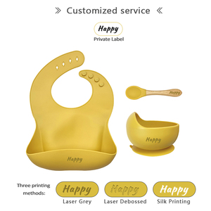 ชุดภาชนะใส่อาหารซิลิโคนแบบกำหนดเองพร้อมช้อนด้ามไม้ ผ้ากันเปื้อนกันน้ำ ชามดูดติดพื้นผิว OEM โลโก้สั่งทำ ที่รองอาหาร Babero - Product Image 6