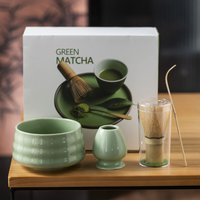 Ensemble élégant et moderne de fouet à matcha de style Japandi avec fouet et bol en céramique