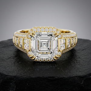 แหวนเพชรทรง Asscher Cut E VVS2 รับรองโดย IGI เพชรเพาะเลี้ยงในห้องปฏิบัติการ ตัวเรือนทอง 14k ประดับเพชรทรงบาแก็ตต์แบบ Halo กว้าง 8.05 มม. แหวนวงกว้างสำหรับทั้งชายและหญิง ดีไซน์หรูหรา - Product Image 1