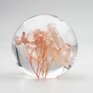 China Hersteller Klarharz-Ball rosa Hortensien-Real-Trocknblumen-Harz-Ball mit Blume fester Epoxidharz-Ball