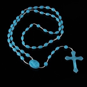 Bijoux religieux chrétiens en gros, pendentif croix en plastique qui brille dans le noir, chapelet, collier - Product Image 3