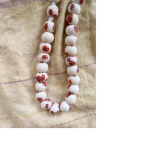 ชิปแก้วหลายสีที่มีรูเจาะสำหรับนักออกแบบเครื่องประดับและงานศิลปะและงานฝีมือ - Product Image 1