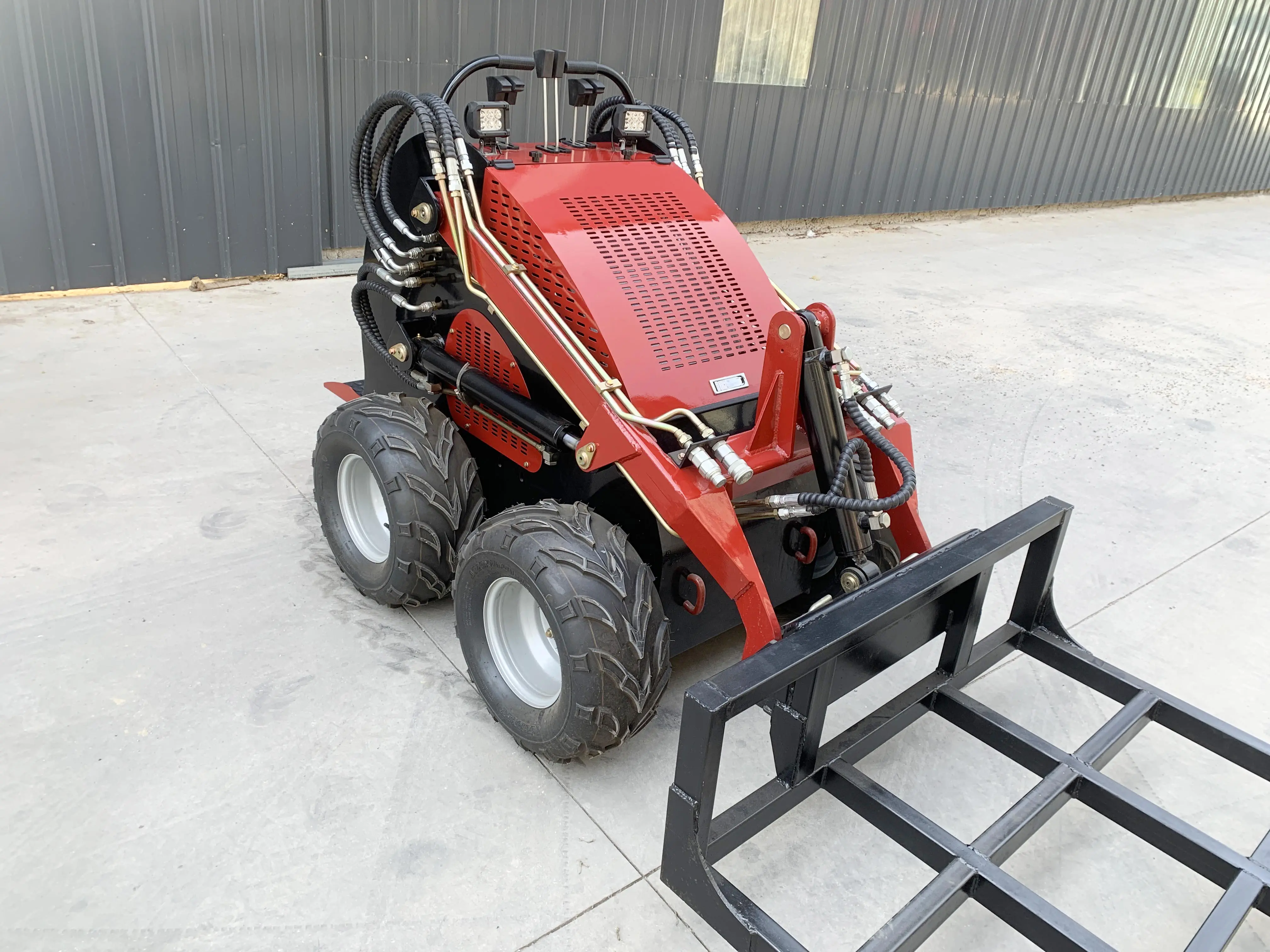 Mini Skid Loader cho đa chức năng và đa địa hình sử dụng