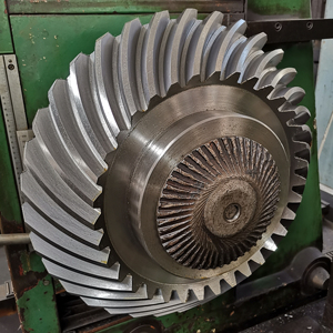 Engranaje de piñón de corona de mecanizado CNC, engranajes cónicos en espiral de acero aleado - Product Image 1