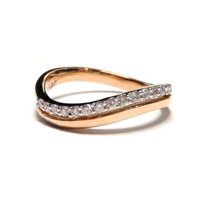 Alliance classique en or rose 18 carats avec diamants taille brillant rond sertis à griffes pour les occasions de fête des femmes - Product Image 1