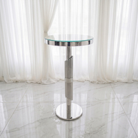 Table d'appoint ronde haute moderne à rainures verticales, avec plateau en verre et pied unique en acier inoxydable, idéale pour les mariages et salons.
