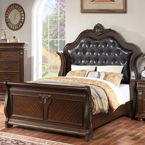 Ensemble de meubles de chambre à coucher sculptés en cuir capitonné avec tête de lit, commode, miroir et table de chevet - Product Image 1