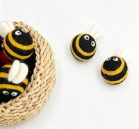 Jouet pour chat en feutre de laine en forme d'abeille mignonne, fait main, dessin animé, balle de jeu pour animaux de compagnie, doux, non toxique, jouet interactif pour chaton d'intérieur