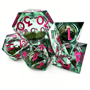 Dados DND de núcleo líquido transparente verde claro con escamas doradas y fuente rosa intenso para vendedores de tiendas de pasatiempos en línea - Product Image 2