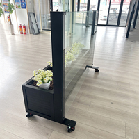 Balustrade en verre rétractable commerciale avec jardinières, cloison décorative mobile pour restaurant avec roues