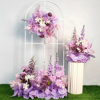 Des designs de fleurs artificielles composites multicouches conviennent aux arches de mariage et aux décors de cérémonies de remise des diplômes.