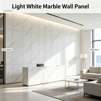 Panneau mural en PVC effet marbre UV, fin, blanc clair avec veines grises, style moderne et épuré, pour décoration intérieure de chambre.