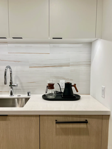 Meubles de <span class=keywords><strong>cuisine</strong></span> en bois clair, armoire haute avec <span class=keywords><strong>four</strong></span> encastré, ensemble modulaire en L, meubles de <span class=keywords><strong>cuisine</strong></span> sur mesure - Product Image 5