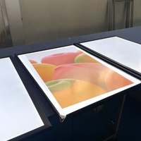 Boîtes lumineuses publicitaires en acrylique à rétroéclairage LED de taille personnalisée, à une seule face, avec cadre à encliquetage en aluminium noir mat pour affiches