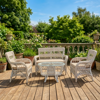Ensemble de salon d'extérieur en rotin blanc avec canapé, fauteuil et table basse en verre pour terrasse