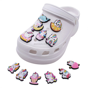 Vente en gros de chaussures <span class=keywords><strong>licorne</strong></span> breloque Promotion cadeau souvenirs mignons enfants filles <span class=keywords><strong>licorne</strong></span> accessoire de décoration de chaussures sabot en caoutchouc breloques de chaussures - Product Image 2