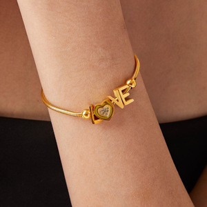 Pulsera de Acero Inoxidable con Letras Doradas en Forma de Corazón, Adornada con Diamantes, Chapada en Oro de 18K, Pulsera con Temperamento - Product Image 3