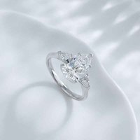 Bague de fiançailles pour femme en platine Pt950 avec 3 diamants de laboratoire taille poire, tige droite à 5 griffes, collection Prismatic Symphony
