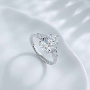 Anello di fidanzamento da donna in platino Pt950 con diamante da laboratorio a 3 pietre taglio a pera, montatura a 5 griffe con gambo dritto, Collezione Prismatic Symphony - Product Image 2