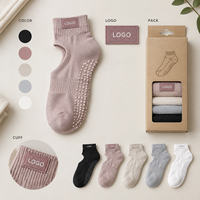 Chaussettes de Pilates à grip avec patch logo, blanches, coupe basse, grip rose, semelle intégrale pour studio, sourcing en gros, développement tricoté, inspection qualité