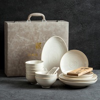Assiettes à collation en céramique minimalistes de luxe léger en gros, assiettes à dessert haut de gamme exquises pour la mise en table des hôtels et restaurants